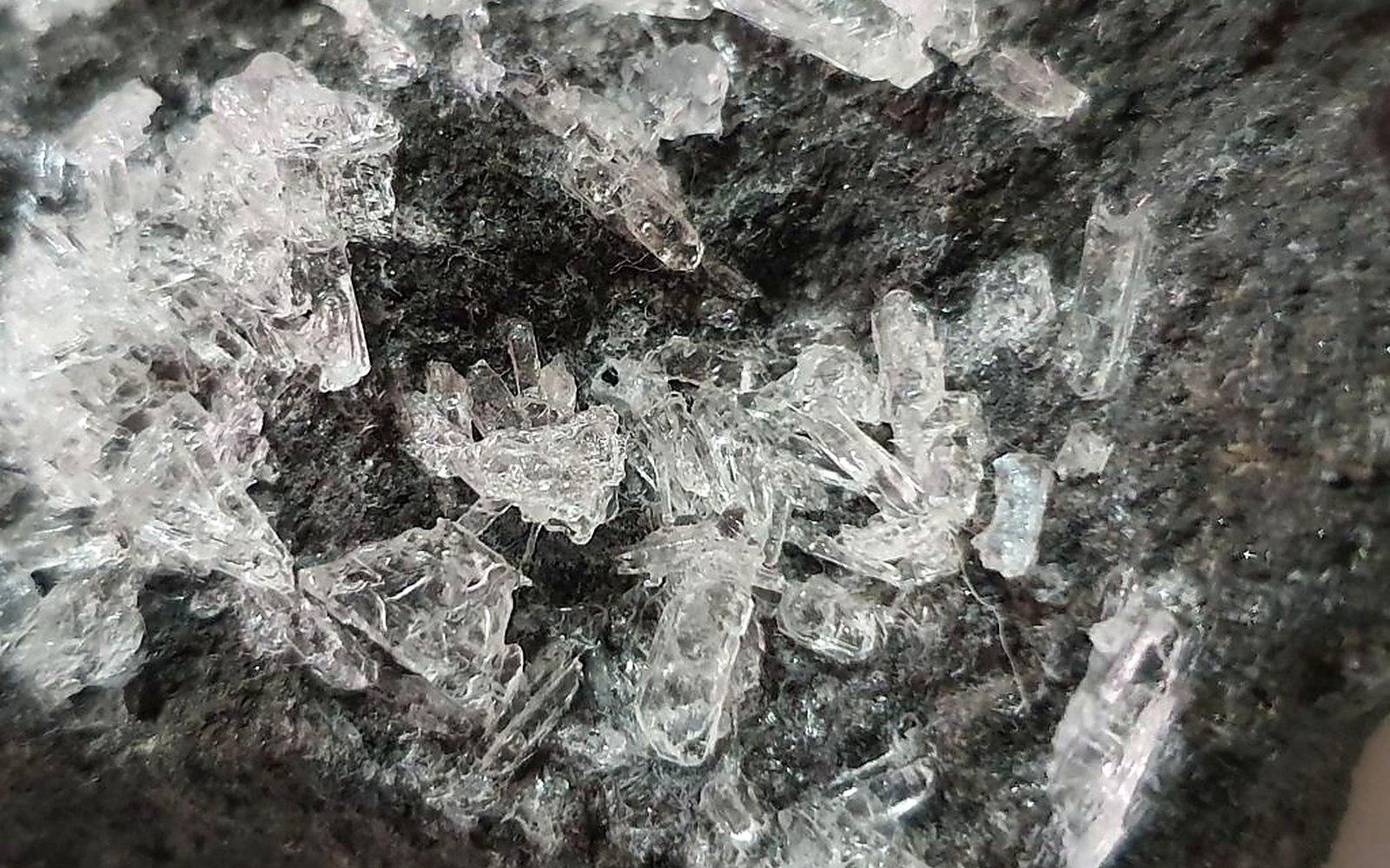 Cristales de sulfato de magnesio vistos de cerca